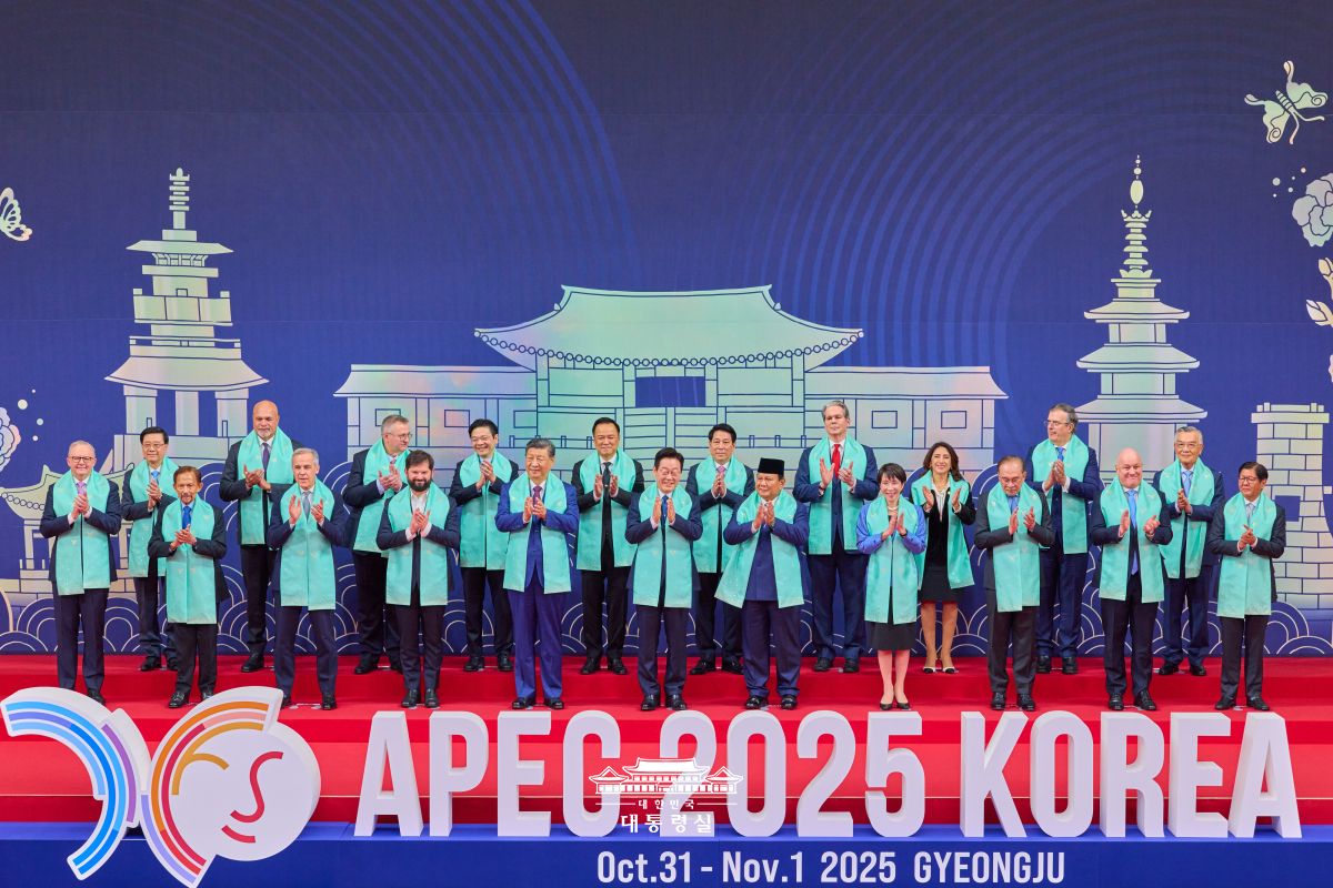 ▲ 지난달 1일 경주화백컨벤션센터(HICO)에서 열린 ‘2025 경주 APEC’ 정상회의에서 각국 정상들이 한복 소재로 만든 목도리를 두르고 기념 촬영을 하고 있다. (