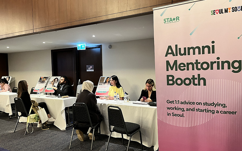 The Alumni Mentoring Booth providing advice to the participants.