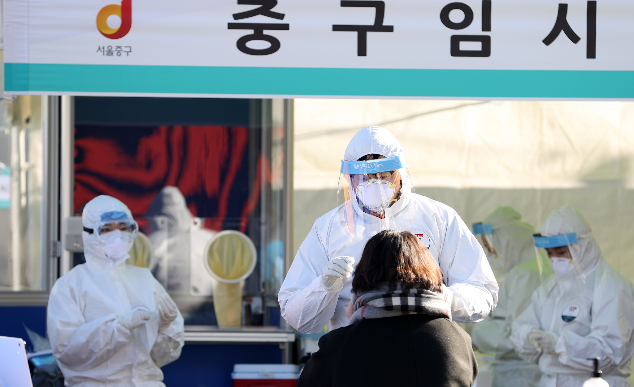 The National Institute of Health of the Korea Disease Control and Prevention Agency, on Dec. 10 said its experiments on animals found the causes of cognitive impairment such as lower concentration and memory reported after patients caught COVID-19. Shown is someone on Dec. 17, 2020, being tested for COVID-19 at a temporary screening clinic in front of Seoul Station in Seoul's Jung-gu District. (Korea.net DB)