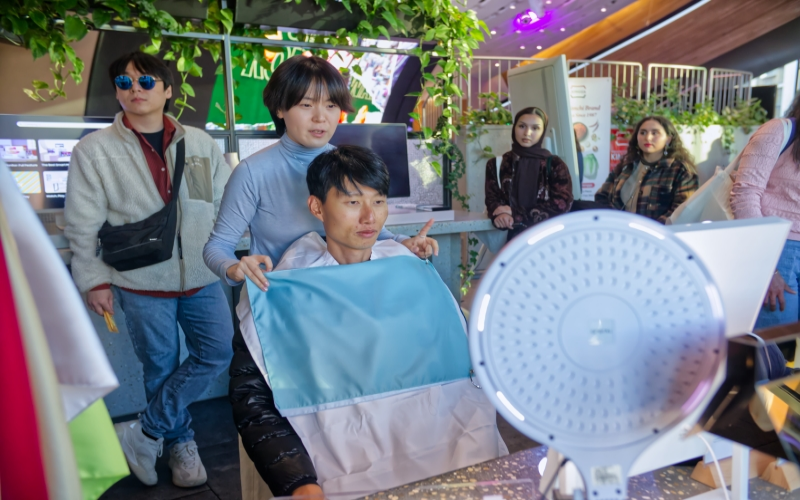 A color analysis session led by a specialist at Hallyu Con 2025, held on Nov. 21 at Samsung KX in London, UK. (WAIYEE)