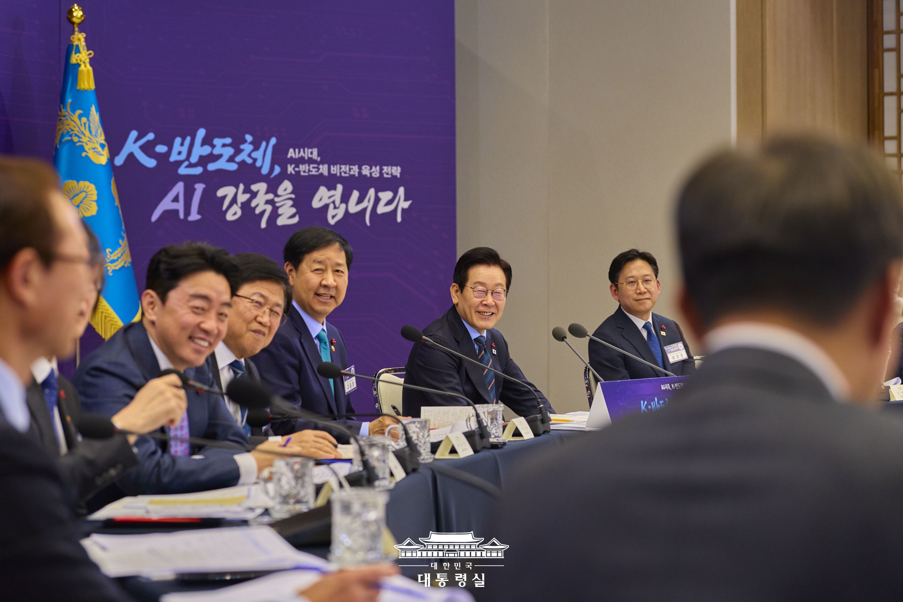 President Lee Jae Myung (second from right) on Dec.10 chairs the briefing session 