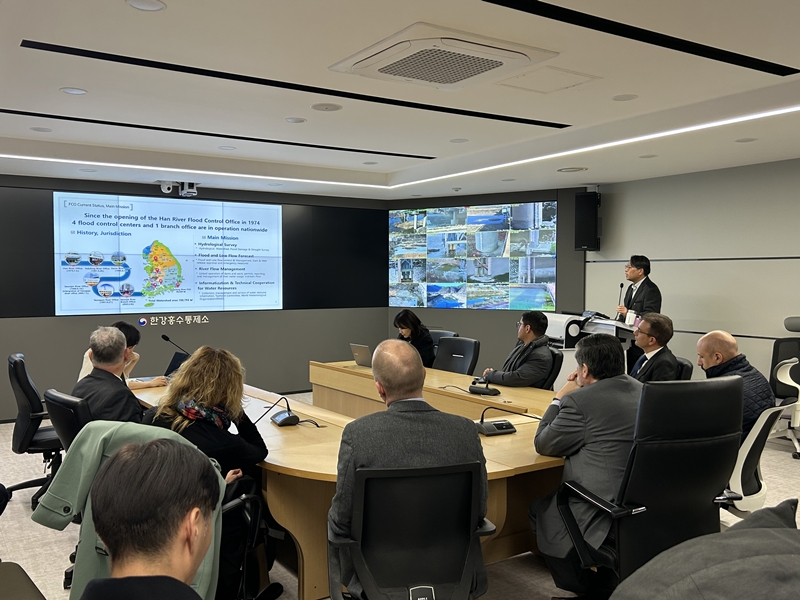 Diplomatic delegations from 93 countries including the European Union, China and Japan on Dec. 14, 2025, watch a demonstration of the AI-based flood prediction and forecasting system at the Hangang River Flood Control Center in Seoul's Seocho-gu District (Margareth Theresia)