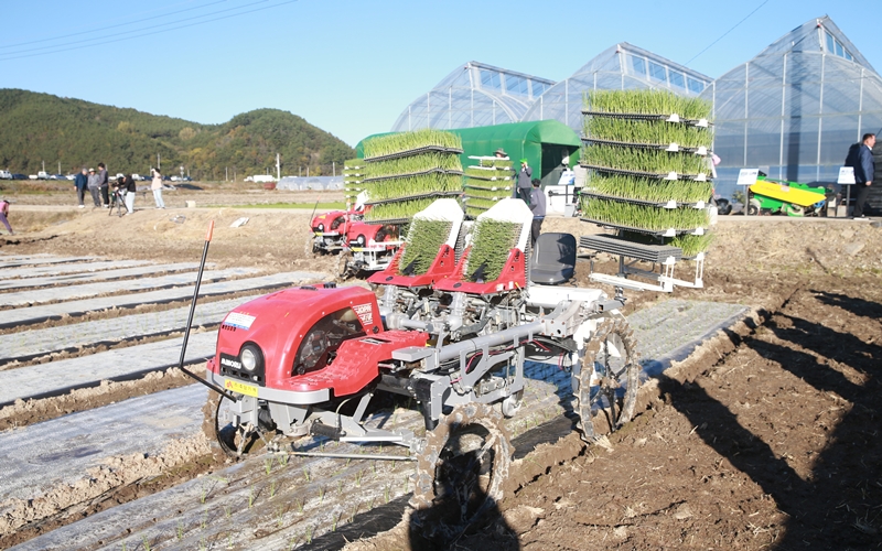 This self-driving tractor is being used at a smart machinery cultivation site. (National Institute of Agricultural Sciences) 