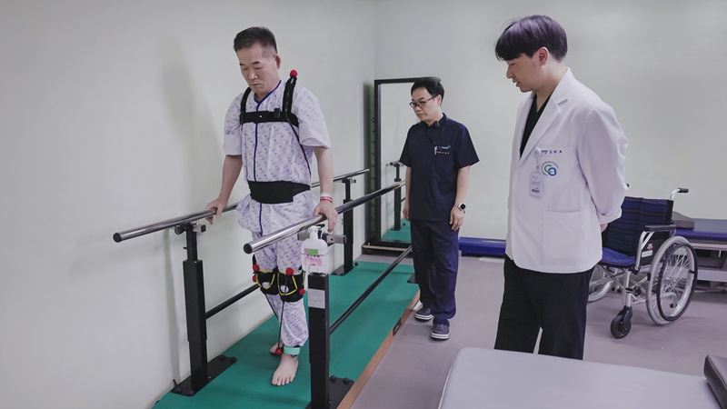 A patient wearing an ultra-lightweight elastic suit developed by the Electronics and Telecommunications Research Institute (ETRI) undergoes physical rehabilitation. (ETRI)