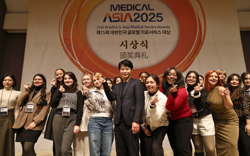 During the afternoon conference, influencers had the opportunity to engage directly with Korean medical professionals and took a group photo following their presentations. This photo features the influencers alongside Dr. Wongu Lee, one of the recipients of the Korea Tourism Organization Award. (Medical Asia Steering Committee)