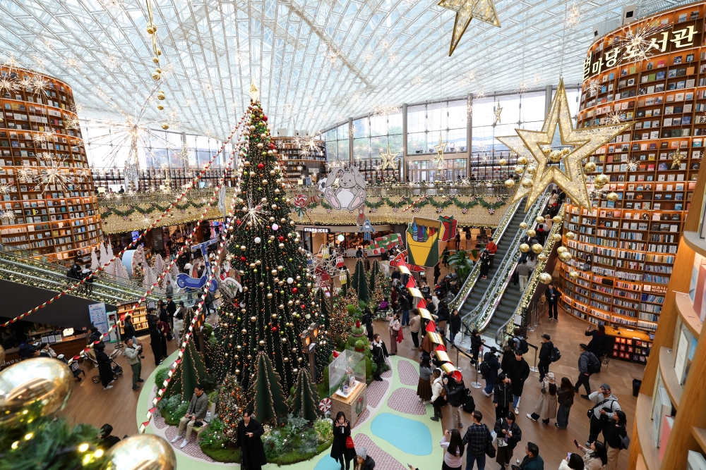A large Christmas tree on Dec. 26 exudes a vibrant holiday atmosphere at Starfield Library of COEX Mall in Seoul's Gangnam-gu District.
