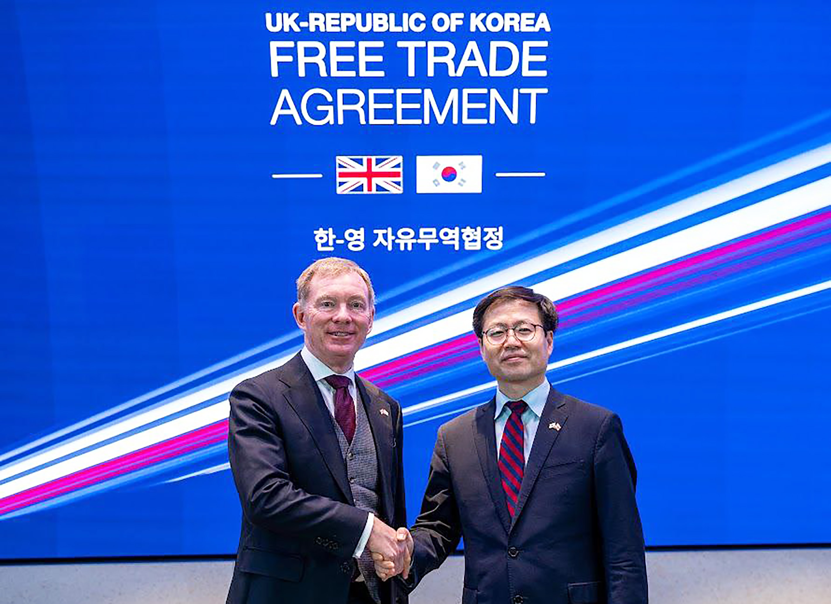 Minister for Trade Yeo Han-koo (right) and his British counterpart Chris Bryant on Dec. 15 shake hands at the signing ceremony for negotiations on improving their bilateral free trade agreement in London. (Ministry of Trade, Industry and Resources)