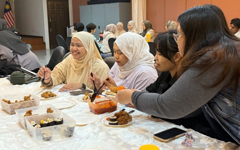 Attendees enjoying Korean fried chicken, gimbap, and tteokbokki. (The Embassy of Korea in Malaysia)
