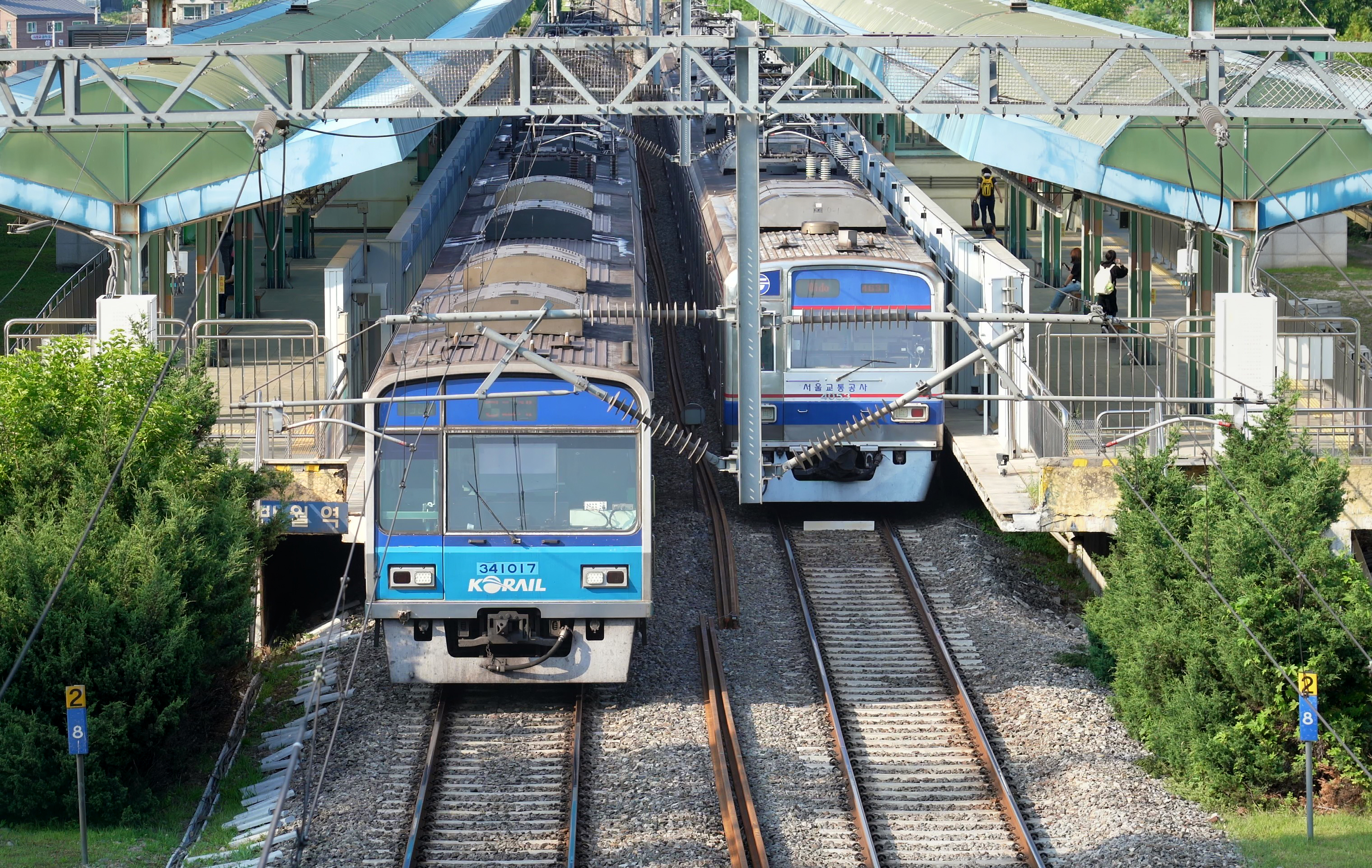 ▲ 국토교통부 대도시권광역교통위원회가 대중교통 이용자의 교통비 부담을 덜어주기 위해 대중교통비 환급지원사업(K-패스)을 확대한다고 15일 밝혔다. 사진은 경기 안산시 건건동 반월역 승강장을 지나가는 수도권 전철 4호선 열차의 모습. 쉬 아오 명예기자