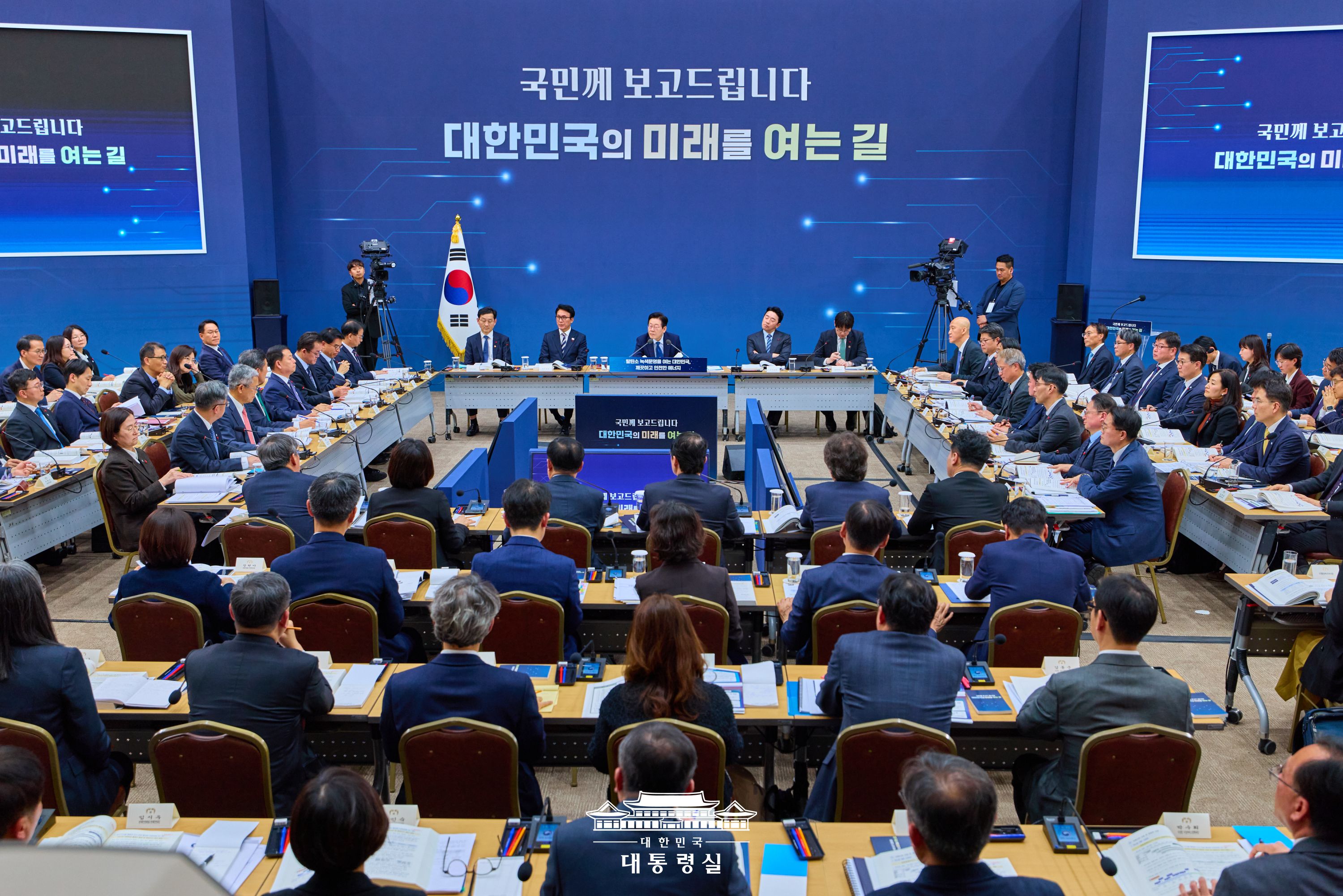 President Lee Jae Myung on Dec. 17 chairs a briefing on the joint 2026 business plan of the Ministry of Climate, Energy and Environment and the Nuclear Safety and Security Commission at the Government Sejong Convention Center in Sejong. (Office of the President)   