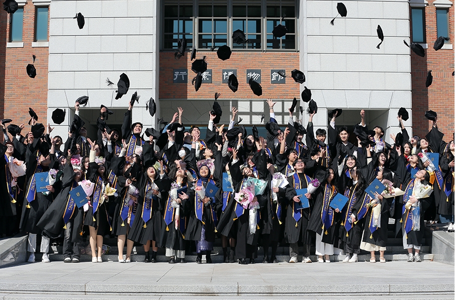 The number of foreign workers in the country reached 1.1 million this year, while that of international students who found jobs in the country surged 72%. Shown are international students on Feb. 18 throwing their caps in the air at the graduation ceremony of Keimyung University in Daegu. (Keimyung University)  