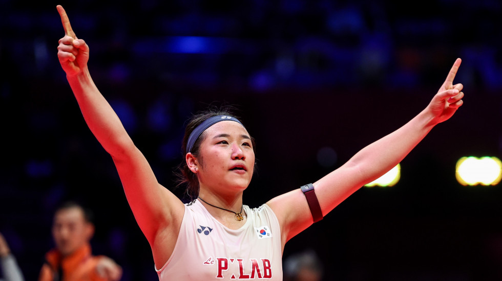 Badminton supernova An Se Young on Dec. 21 uses her fingers to indicate the number 11 after winning her 11th title of the season at the BWF (Badminton World Federation) World Tour Finals in Hangzhou, China. (BWF)