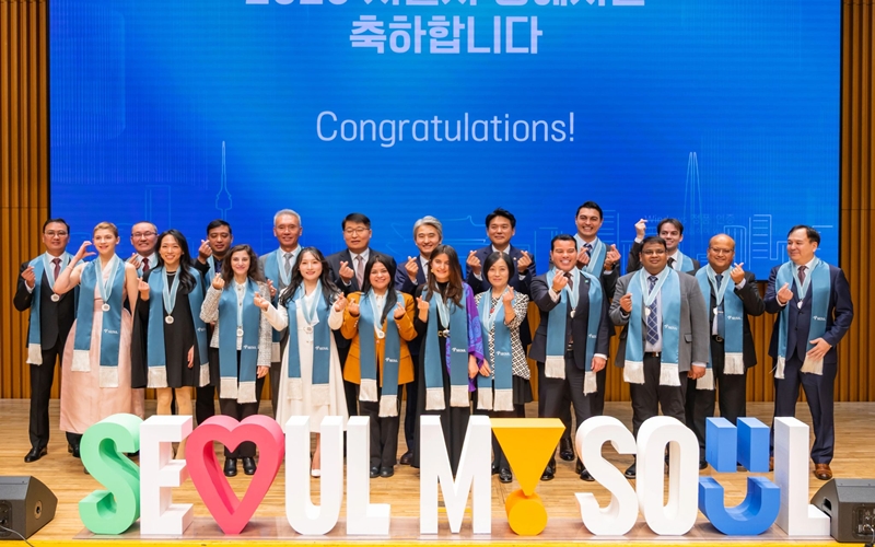 Foreign honorary citizens pose for a commemorative photo with city government officials at the 2025 Seoul Honorary Citizenship Award Ceremony held at Seoul City Hall on Nov. 26. (Seoul Metropolitan Government)