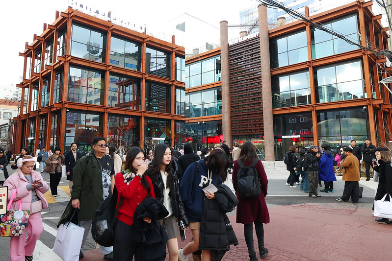 The Ministry of Culture, Sports and Tourism on Dec. 23 said the number of foreign tourists this year will set a record high of 18.7 million. Shown are crowds in the trendy Seongsu-dong neighborhood of Seoul's Seongdong-gu District. (Lee Jeongwoo)