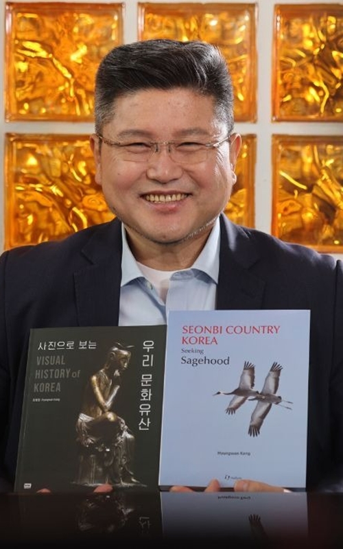 Kang, an award-winning photojournalist and cultural chronicler, holds two works that define his visual storytelling: 