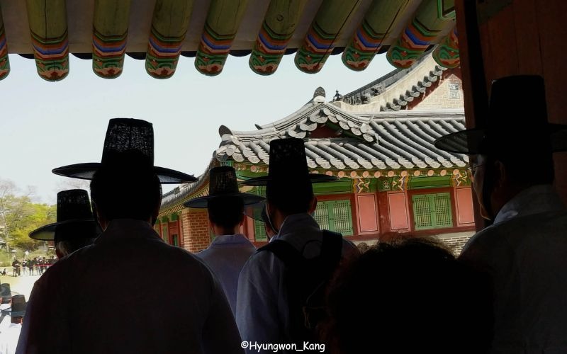 The seonbi path is a deliberate pursuit of virtue and integrity. In 1569, the Confucian scholar Toegye Yi Hwang walked fourteen days from Gyeongbokgung Palace to Dosanseowon. Today, student seonbi retrace this 280-kilometer journey each year, reenacting his final return home.