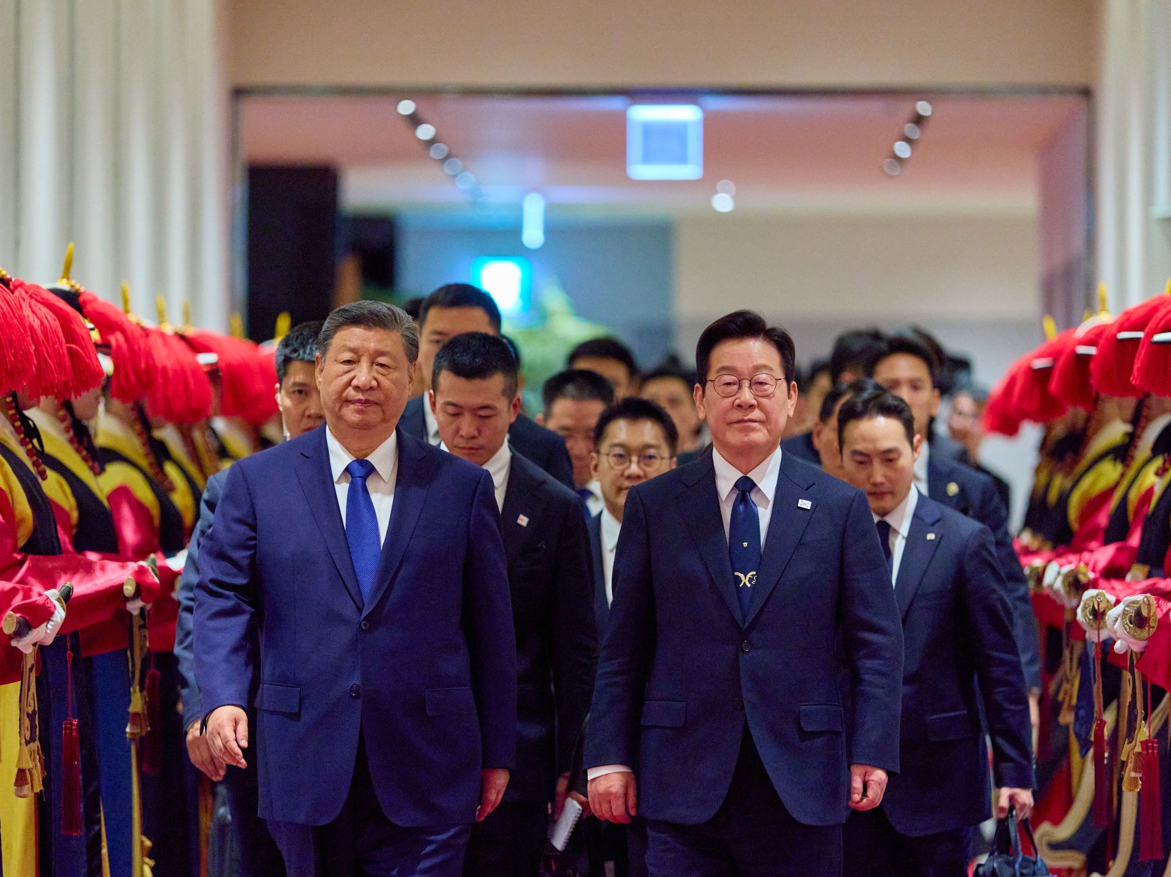 President Lee Jae Myung from Jan. 4-7 will pay a state visit to China at the invitation of his Chinese counterpart Xi Jinping. Shown are President Lee (right) on Nov. 1 with President Xi entering their state banquet at the grand ballroom of the hotel and resort Sono Calm in Gyeongju, Gyeongsangbuk-do Province. (Cheong Wa Dae)  