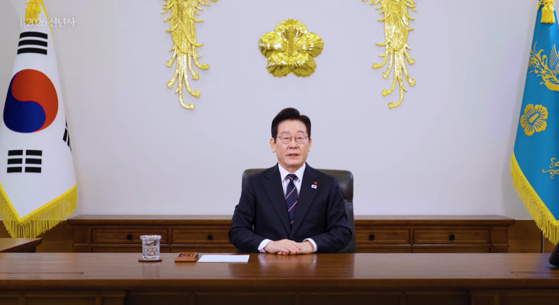 President Lee Jae Myung on Jan. 1 delivers his New Year's speech at Cheong Wa Dae in Seoul. (Screen capture from President Lee's YouTube channel)  