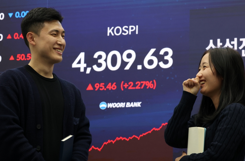 Foreign-owned shares on the main stock market last month reached 32.9% of market capitalization. Shown is the closing price of 4,309.63 of the Korea Composite Stock Price Index, aka KOSPI, displayed on Jan. 2 on a monitor at the dealing room of Woori Bank in Seoul's Jung-gu District. (Yonhap News)