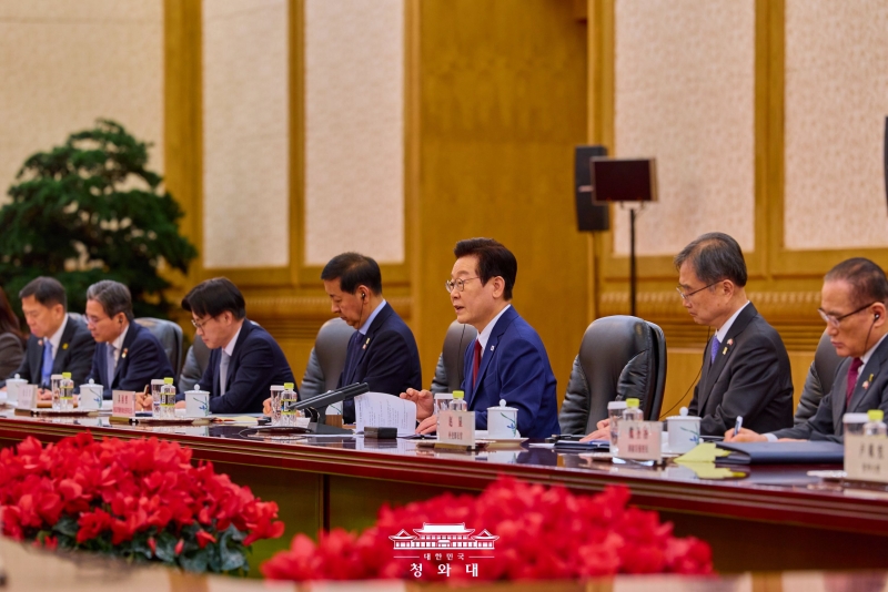 President Lee Jae Myung (third from right) on Jan. 5 speaks at a bilateral summit with China at the Great Hall of the People in Beijing. (Cheong Wa Dae) 