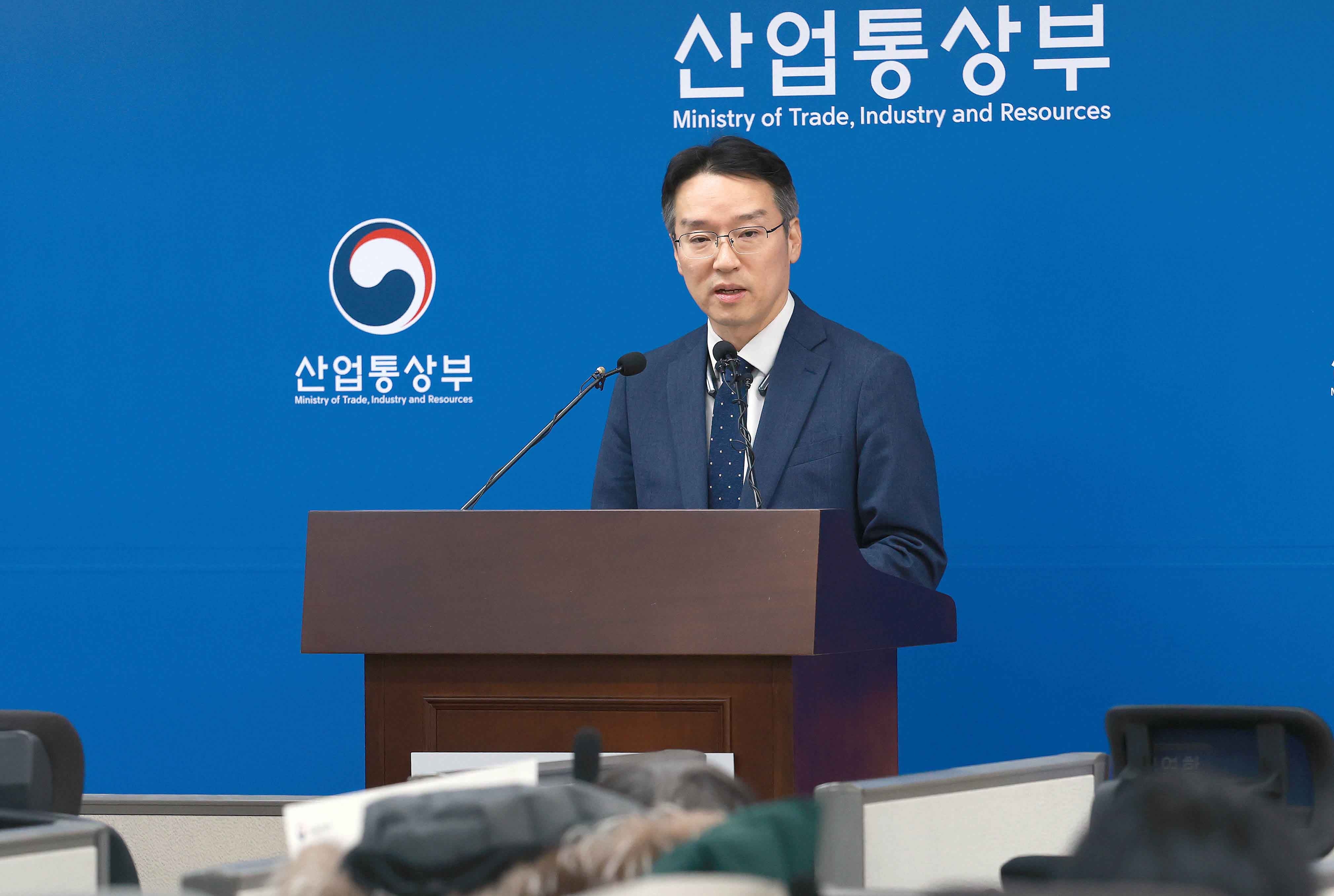 Nam Myung-woo, acting director general of the Ministry of Trade, Industry and Resources' Cross-border Investment Policy Bureau, on Jan. 7 holds a briefing on foreign direct investment last year at Government Complex-Sejong. (Ministry of Trade, Industry and Energy)