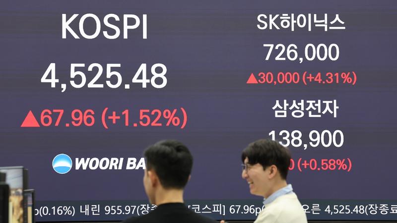 The closing share prices for Samsung Electronics and SK Hynix are displayed on Jan. 6 at the dealing room of Woori Bank in Seoul's Jung-gu District. (Yonhap News)