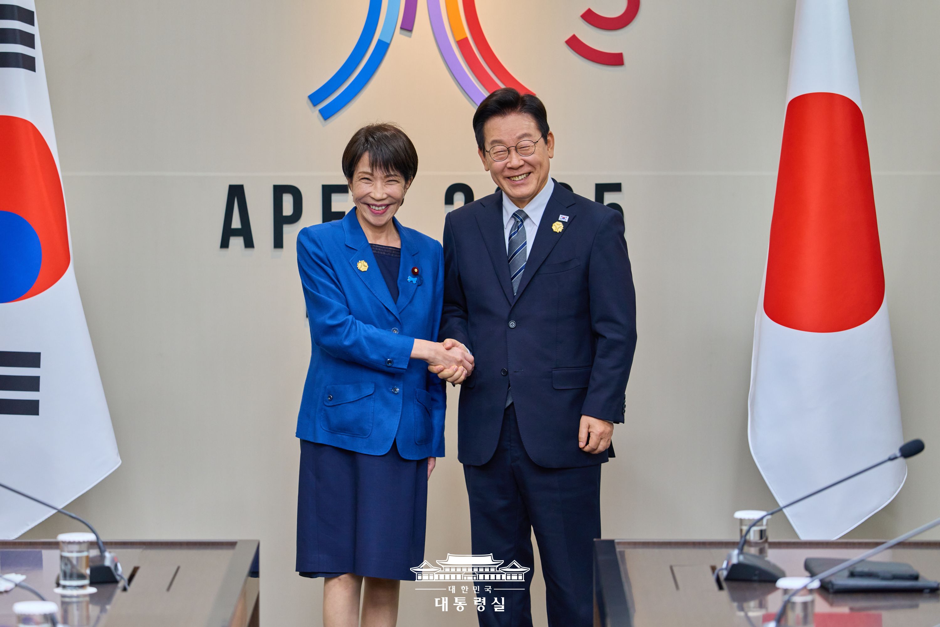 President Lee Jae Myung (right) on Oct. 30, 2025, poses for photos with Japanese Prime Minister Sanae Takaichi before their summit on the sidelines of the Asia-Pacific Economic Cooperation forum in Gyeongju, Gyeongsangbuk-do Province. (Cheong Wa Dae)  