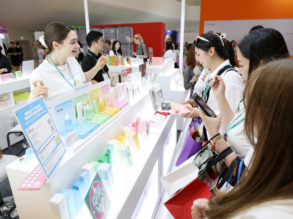 Cosmetics exports last year set a record-high KRW 11.4 billion. Shown are visitors on Aug. 28, 2025, receiving explanations on beauty products at the Seoul Beauty Week held at Dongdaemun Design Plaza in Seoul's Jung-gu District. (Lee Jeongwoo)  