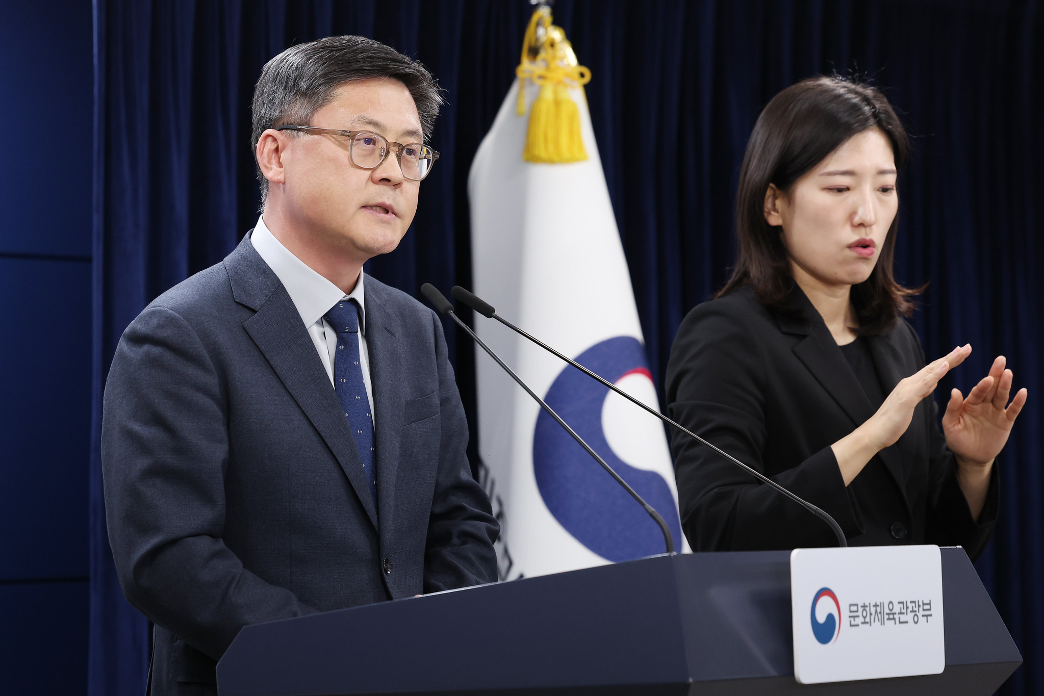 Deputy Minister of Culture, Sports and Tourism for Planning and Coordination Kim Jeong-hoon on Jan. 13 answers questions from the media at a briefing on the business plans of the ministry's affiliates and public institutions at Government Complex-Seoul in the capital's Jongno-gu District. (Lee Jeongwoo)