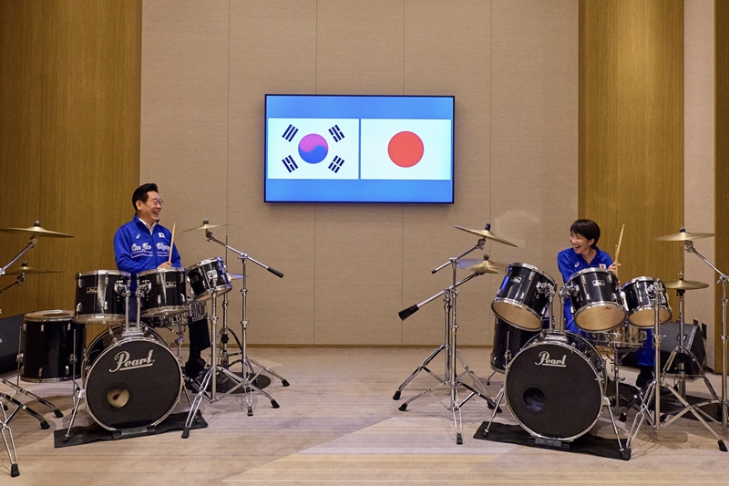 President Lee Jae Myung (left) on Jan. 13 holds a drum performance with Japanese Prime Minister Sanae Takaichi after releasing their joint news statement following their summit in Japan's Nara Prefecture. (President Lee's official X account)