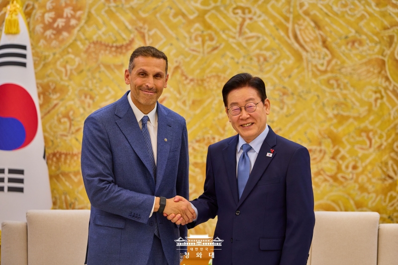 President Lee Jae Myung (right) on Jan. 15 shakes hands with Khaldoon Al Mubarak, chairman of the Executive Affairs Authority of the United Arab Emirates, at Cheong Wa Dae. (Cheong Wa Dae)