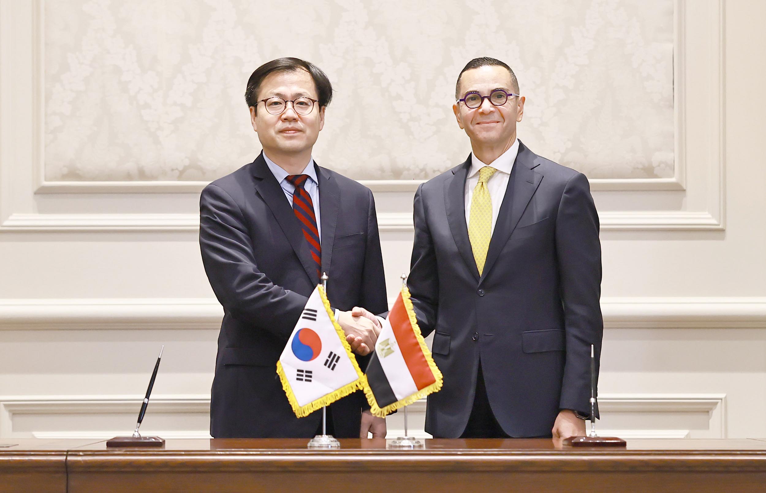 Minister for Trade Yeo Han-koo (left) and Egyptian Minister of Investment and Foreign Trade Hassan Elkhatib on Jan. 18 shake hands after signing a joint statement on promoting a comprehensive economic partnership agreement between both sides in Cairo, Egypt. (Ministry of Trade, Industry and Resources)