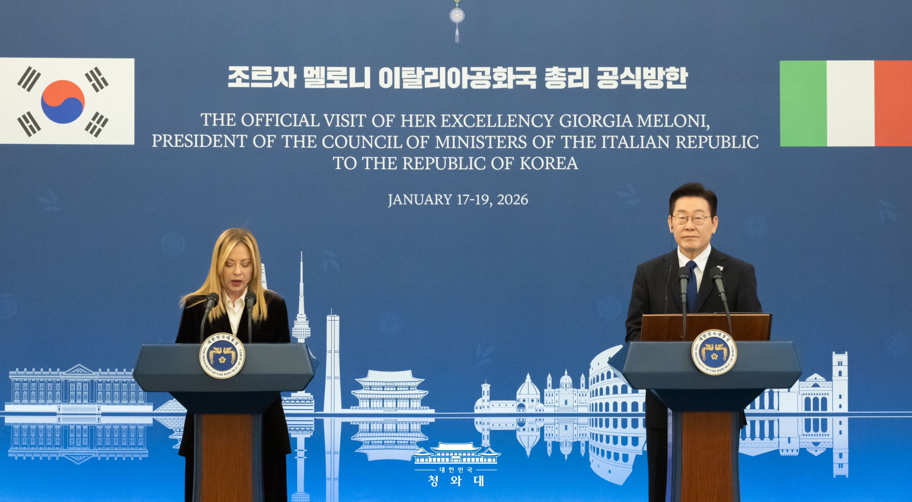 President Lee Jae Myung (right) and Italian Prime Minister Giorgia Meloni on Jan. 19 hold a joint news conference after their summit at Cheong Wa Dae.   