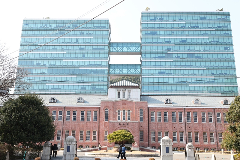Seokdang Museum of Dong-A University in Busan's Seo-gu District was the Temporary Government Complex (Government Building of the Provisional Capital, Busan) during the Korean War. 