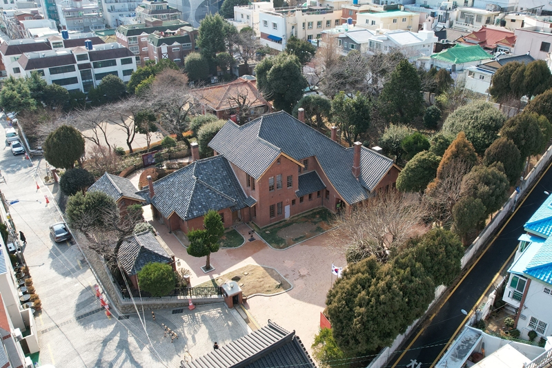 The Provisional Capital Memorial Hall in Busan's Seo-gu District was the Temporary Presidential Residence (Gyeongmudae) during the Korean War.