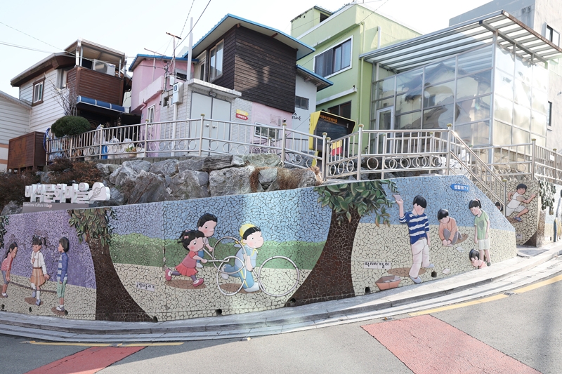Ami-dong Tombstone Village in Busan's Seo-gu District was formed in 1906 after refugees set up shelters at the site of a Japanese communal cemetery on a slope halfway up Cheonmasan Mountain. The area got its name from the building of homes using tombstones and memorial stones using gravestones and tablets as foundations.  