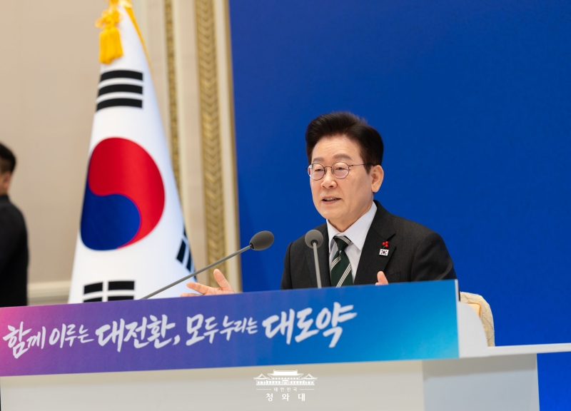President Lee Jae Myung on Jan. 21 speaks at a new year's presser at Yeongbingwan Guest House of Cheong Wa Dae. 