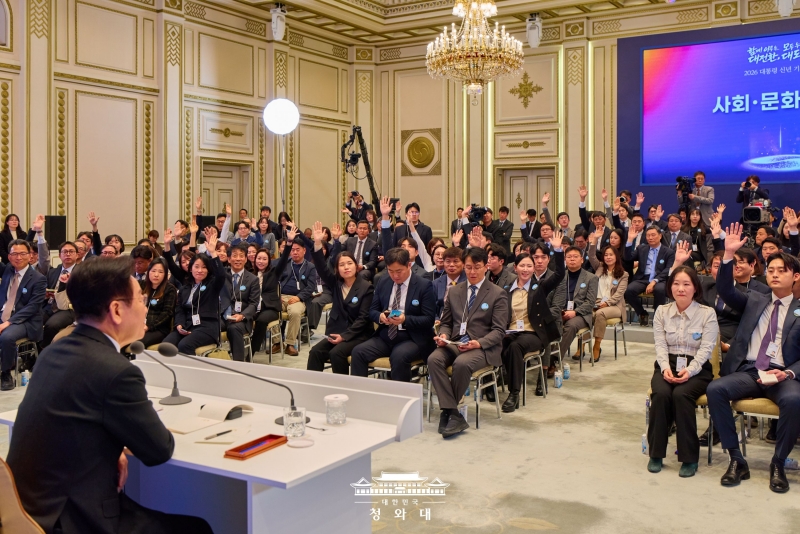 ▲ 이재명 대통령이 21일 청와대 영빈관에서 신년 기자회견에서 기자들의 질문 신청을 받고 있다.