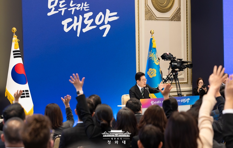 President Lee Jae Myung on Jan. 21 takes questions at his new year's news conference at the official guest house Yeongbingwan of Cheong Wa Dae in Seoul. (Cheong Wa Dae)
