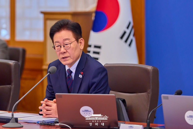 President Lee Jae Myung on Jan. 22 chairs a meeting of his senior aides and secretaries at Cheong Wa Dae in Seoul. (Cheong Wa Dae)  