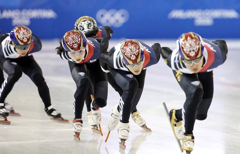 Short track superstars Choi Minjeong (third from front) and Rim Jong-un (???) on Jan. 7 train at Jincheon National Training Center in Jincheon, Chungcheongbuk-do Province, ahead of the Milan-Cortina Winter Olympics in Italy. (Yonhap News)