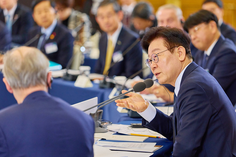 President Lee Jae Myung (right) on Jan. 28 speaks at a meeting with foreign investment companies at Cheong Wa Dae in Seoul. (Cheong Wa Dae)  