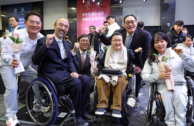 Minister of Culture, Sports and Tourism Chae Hwi-young (third from left) on Feb. 2 poses for photos with athletes at the launch ceremony of Team Korea for the Milan Cortina Winter Paralympics in Italy at Seoul Olympic Parktel in Seoul's Songpa-gu District.  