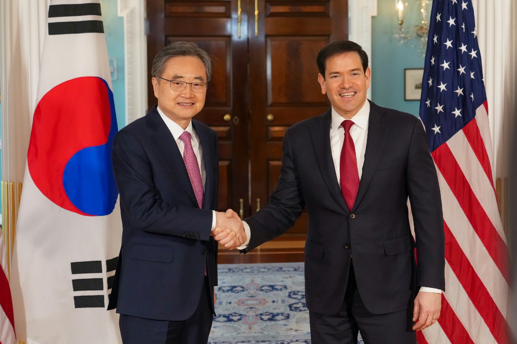Minister of Foreign Affairs Cho Hyun (left) on Feb. 3 shakes hands with U.S. Secretary of State Marco Rubio at the Department of State in Washington. (Ministry of Foreign Affairs)  