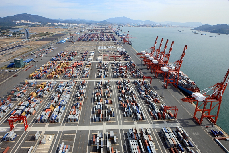 Last year's current account surplus broke an all-time record partially thanks to strong semiconductor exports. Shown is a container terminal at the Port of Yeosu-Gwangyang in Yeosu, Jeollanam-do Province (Gwangyang City Hall)  