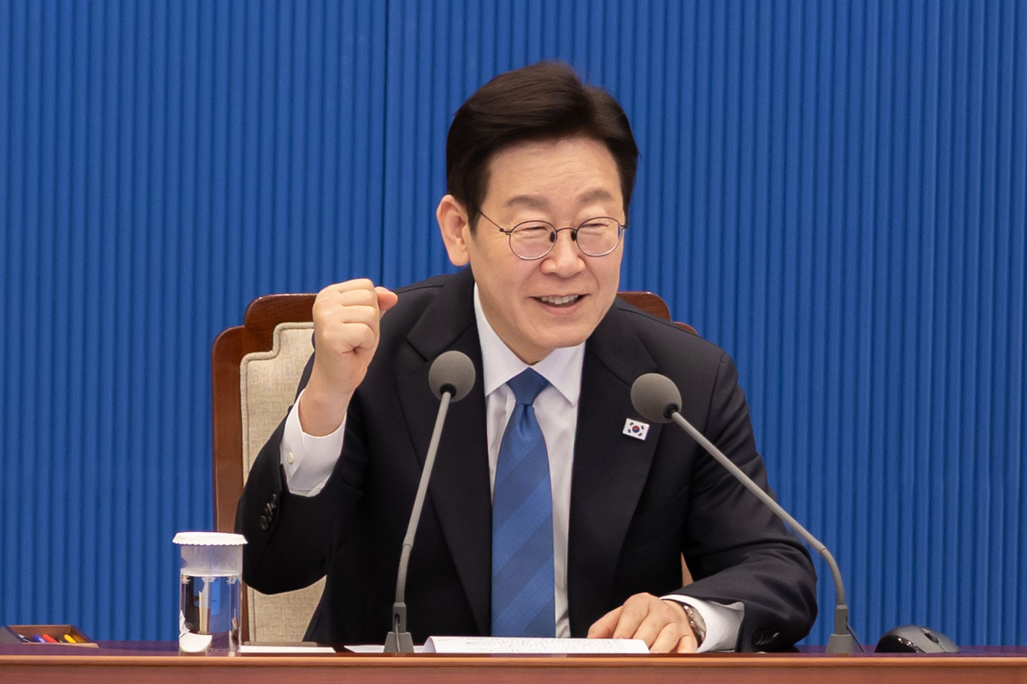 President Lee Jae Myung on Feb. 5 cheers the national team for the Milan Cortina Winter Olympics in Italy at a meeting of his senior secretaries at Cheong Wa Dae in Seoul. (Cheong Wa Dae)