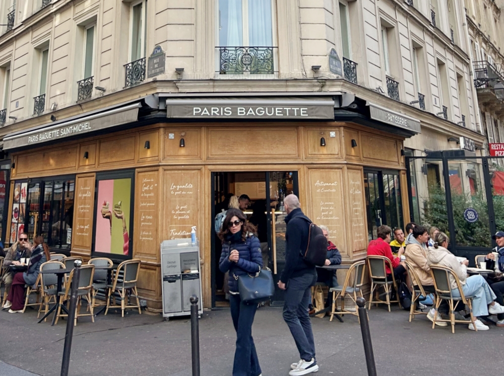 Korean restaurant chains last year ran 4,644 stores in 56 countries. Shown is a branch of the Korean franchise Paris Baguette in the French capital. (Margareth Theresia)