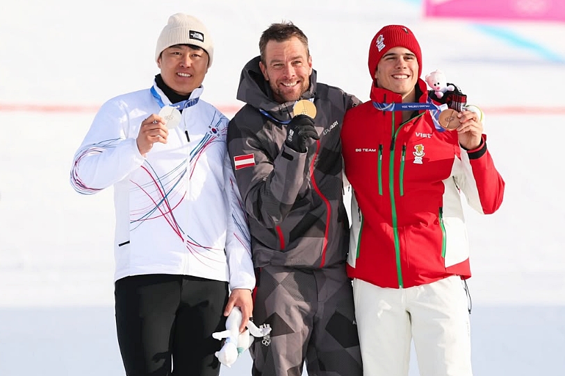 National snowboarder Kim Sangkyum on Feb. 8 poses with his silver medal along with winner Benjamin Karl of Austria and bronze medalist Tervel Zamfirov of Bulgaria at the winners' podium of the men's parallel giant slalom at the Milan Cortina Winter Olympics in Italy. 