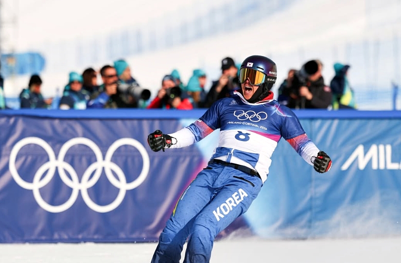 Snowboarder Kim Sangkyum on Feb. 8 celebrates after advancing to the final of the men's parallel giant slalom at the Milan Cortina Winter Olympics in Italy at Livigno Snow Park in Livigno.  