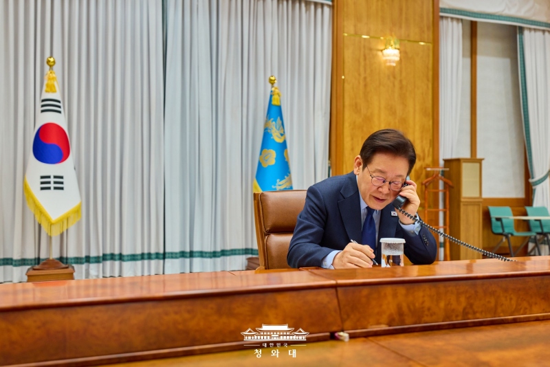 President Lee Jae Myung on Feb. 10 holds a phone conversation with NATO Secretary General Mark Rutte at Cheong Wa Dae in Seoul. (Cheong Wa Dae)  
